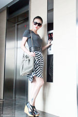 组图：贾青街拍LOOK 条纹半身裙搭潮包