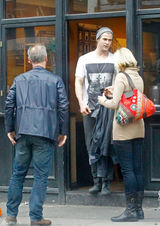 高清图：克里斯-海姆斯沃斯现身伦敦 吐舌表情多