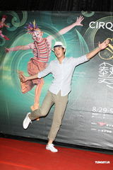 组图：陶晶莹一家三口看戏 曾宝仪天心无男伴