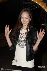 幻灯：郑希怡走出掉裤阴影 再行慈善做足安全措施