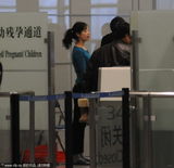 组图：倪妮机场素颜如路人 遭遇脱鞋检查无奈配合