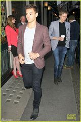 组图：戴利与男友约会 嘴角含春甜蜜注视