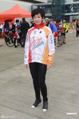 组图：邓兆尊兄妹参与单车赛 毛舜筠将再拍喜剧