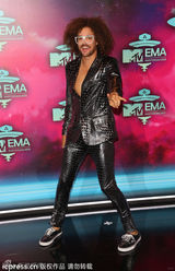 组图：EMA男星激情献唱表演脱光仅剩内裤