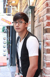 组图：于晓光韩国街拍写真  率性混搭显型男气质