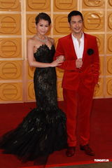 组图：胡杏儿牵手郑嘉颖入场 身着黑礼服气质典雅