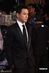 高清：《如梦》剧组亮相红毯 吴彦祖袁泉红毯亲密