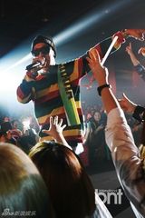 组图：韩歌手HAHA嘻哈献唱发型秀活动