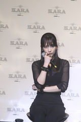 独家高清：Kara性感回归 瘦弱具荷拉腹部现赘肉