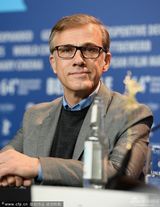 组图：柏林电影节众评委合影 梁朝伟微笑现身