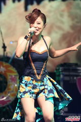 组图：丁当开唱秀电臀马达 MP脱衣湿身助阵