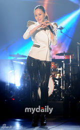 组图：吴允儿IVY等出席慈善义演 倾情演唱献爱心