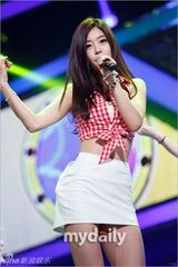 组图：雪莉灿烈主持MCD 金贤重扯衣秀人鱼线