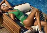 幻灯图集：性感超模康迪斯-斯瓦内普尔代言泳装