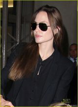 组图：安吉丽娜携女回洛杉矶 传将与男友皮特完婚