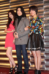 组图：萧敬腾保镖护驾 《大宅们》杀青谈吻戏