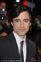 幻灯：本-斯蒂勒《格林伯格》首映 红裙女主角亮丽