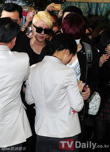 组图：JYJ三子赴日排练亮相机场墨镜酷帅遮面