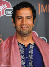 组图：《惊天战神》首映女星比美 米基洛克笑搂超模