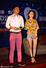 组图：李小璐恢复苗条热裤秀腿 揽贾乃亮做公益