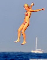 幻灯图：希尔顿姐妹法国度假 穿性感比基尼玩跳板