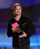 组图：艾玛-沃森MTV电影奖捧奖 男星裸下身搞怪