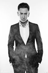 组图：韩栋帅气黑白写真 彰显性感魅力