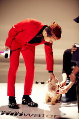 组图：BIGBANG成员GD拍饮料广告撅嘴逗小狗