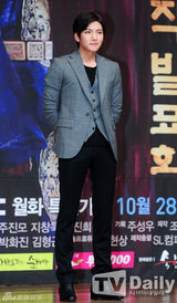 组图：河智苑宣传《奇皇后》抹胸裙红唇性感