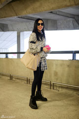 组图：霍思燕巴黎备战时装周 机场森女街拍曝光