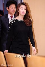 组图：《你的女人》发布会朴英琳深V秀美背