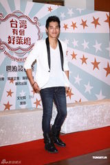 组图：天心黑色深V礼服性感出席记者会