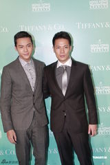 组图：容祖儿陈伟霆主持圣诞亮灯仪式