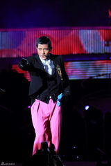 高清图：东方卫视跨年火热上演 郭富城展舞王风范