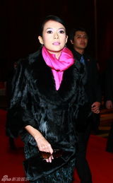 高清图：章子怡泼墨门后首次亮相 仍然戴着鸽子蛋