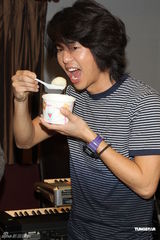 组图：柯有伦打算以歌求爱 杨乃文助阵个唱彩排 