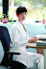 组图：《今夜天使降临》曝辣妈李小冉多款造型