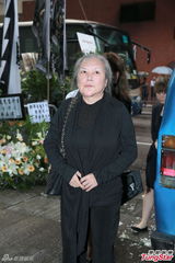 组图：刘家良出殡众星扶灵 遗孀直斥邵氏欠钱