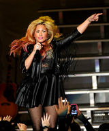 组图：黛米-洛瓦托洛杉矶开唱 挺胸豪唱勾魂四射