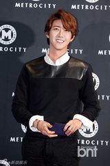 组图：任时完李准出席品牌展示会黑白装拼帅