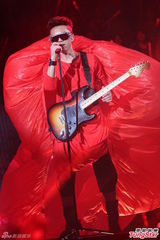 组图：谭咏麟不认豪宅传闻 李克勤想送小孩上学