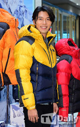 组图：玄彬出席户外品牌活动 穿棉服展迷人微笑