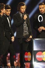 组图：全英音乐水果姐展最炫民族风 艾丽露胸衣