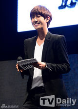 组图：韩团NineMuses发新辑 性感装露脐秀美腿