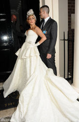 组图：Lady Gaga身穿白纱亮相伦敦 对镜大献飞吻