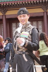 幻灯图：容祖儿新片造型搞怪 与阿Sa(蔡卓妍)亲热如姐妹花