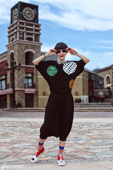 组图：时尚设计师夕又米街拍似潇洒美少年