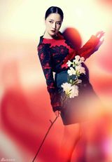 组图：孙宁登杂志封面显华贵 花为媒展女性柔美