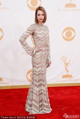 组图：克里斯汀-康诺利个性迷人亮相艾美红毯