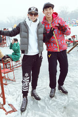 组图：胡夏现身露天冰场 传授驰骋冰场秘诀